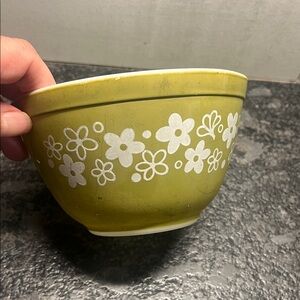 1 1/2 qt Crazy Daisy PYREX Green Floral Bowl. NO CHIPS OR CRACKS